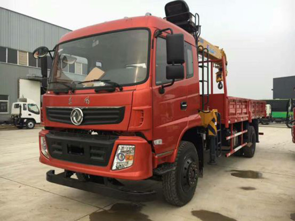 東風廂長6.1米隨車吊 東風廂長6.1米隨車吊