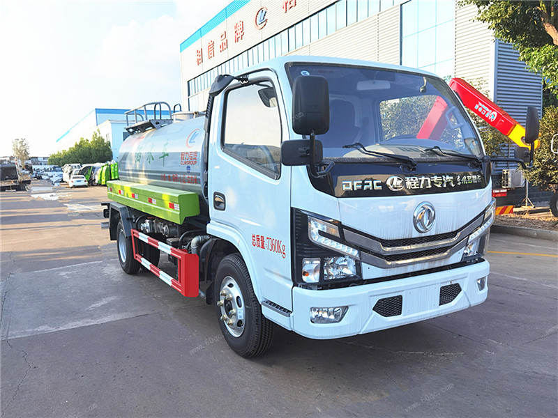 東風(fēng)多利卡D6新款灑水車(chē)