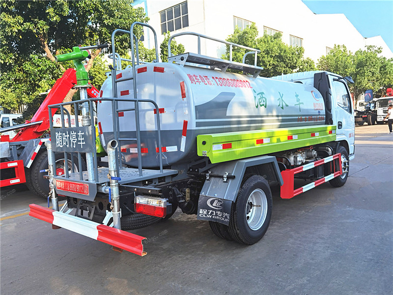 東風(fēng)多利卡D6新款灑水車(chē)