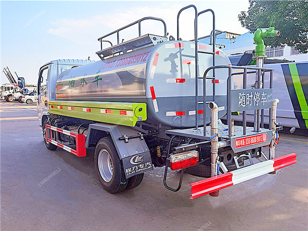 東風(fēng)多利卡D6新款灑水車(chē)