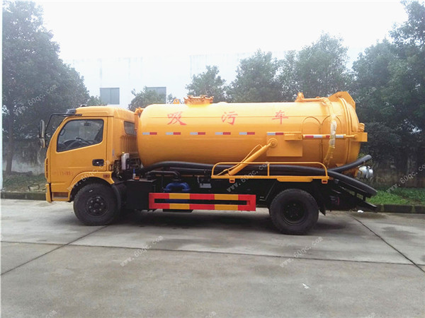 東風多利卡6方吸污車