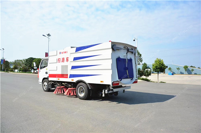 東風(fēng)多利卡6方掃路車(chē)